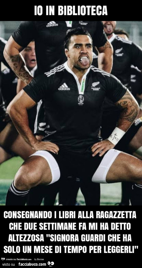 Io in biblioteca consegnando i libri alla ragazzetta che due settimane fa mi ha detto altezzosa "signora guardi che ha solo un mese di tempo per leggerli"