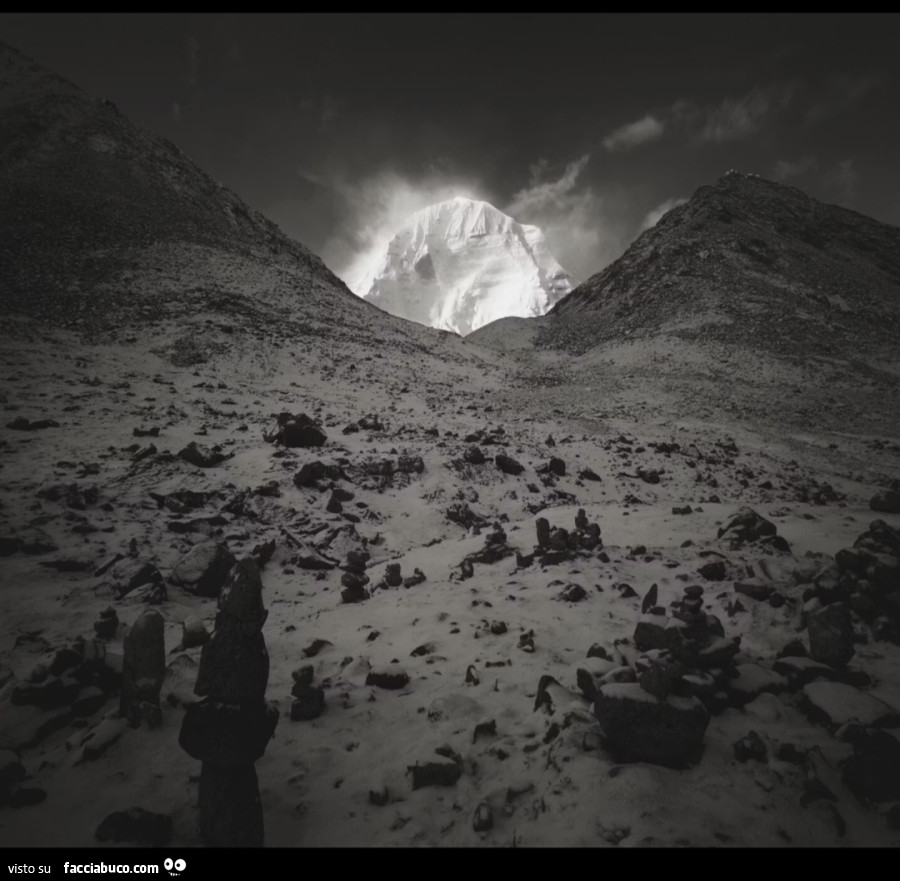 Emozionante Fotografia in B/N del Kaylash in Tibet e fuori strada