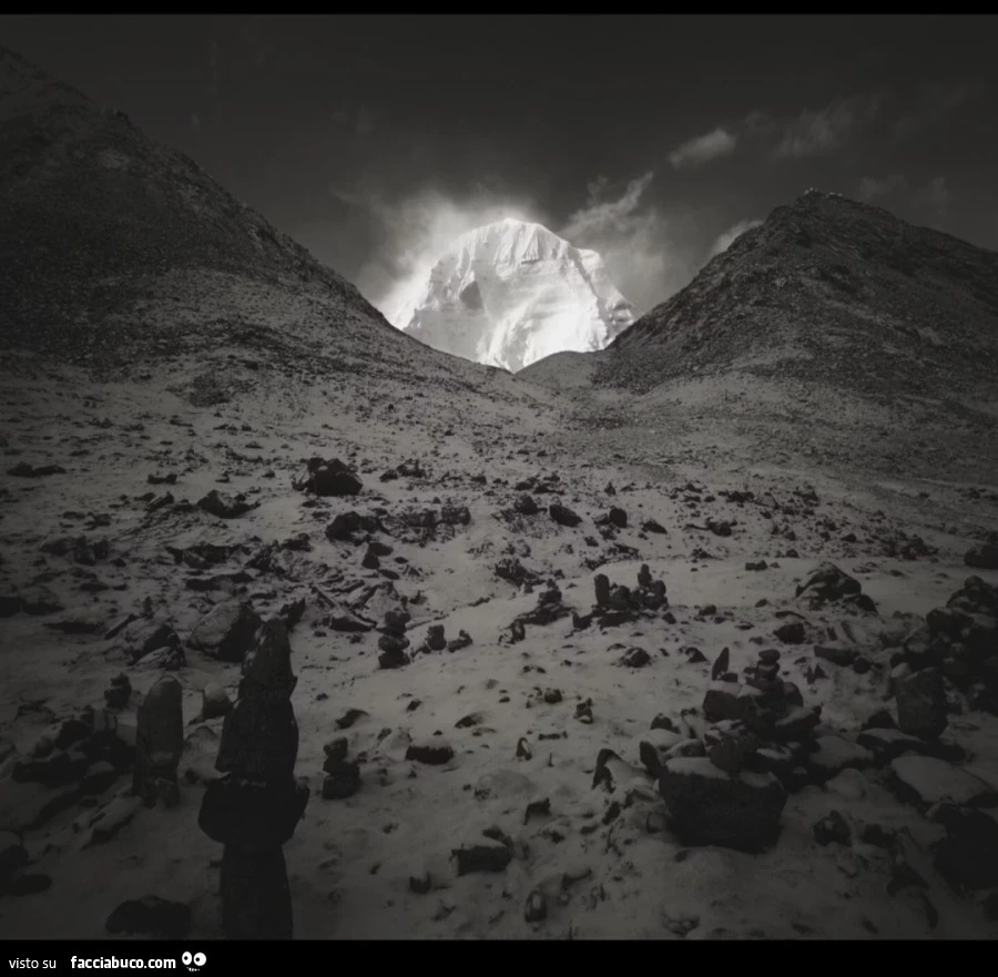 Emozionante Fotografia in B/N del Kaylash in Tibet e fuori strada