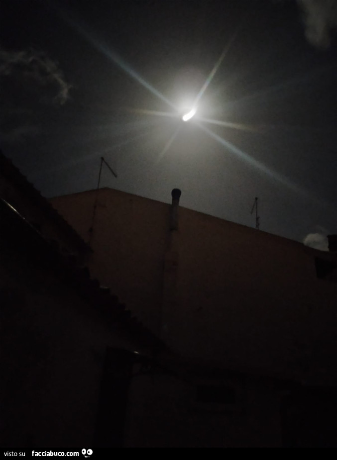 Luna fotografata dal cellulare