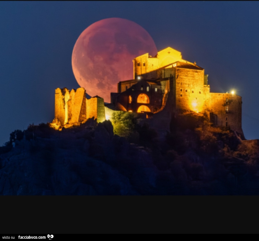 La Luna Rossa di domenica 7 settembre 2025 fotografata da Valerio Minato con il monumento simbolo del Piemonte, la Sacra di San Michele in provincia di Torino