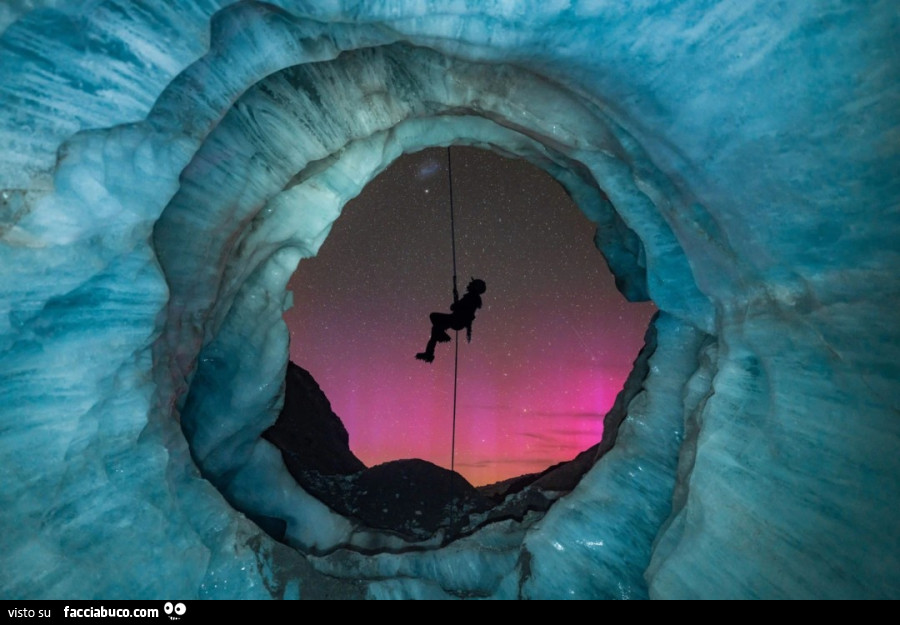 La foto di apertura è firmata da Tori Harp e si intitola Lights & Ice. L'ha scattata nel Parco Nazionale Aoraki/Mount Cook, in Nuova Zeland