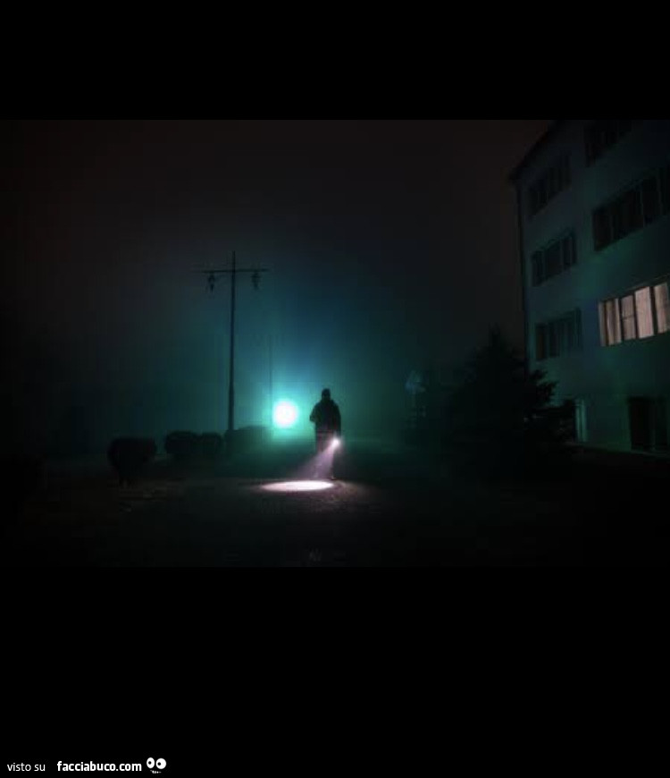 Uomo di notte con la torcia