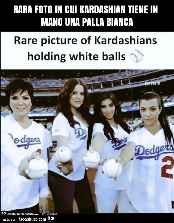 Rara foto in cui kardashian tiene in mano una palla bianca