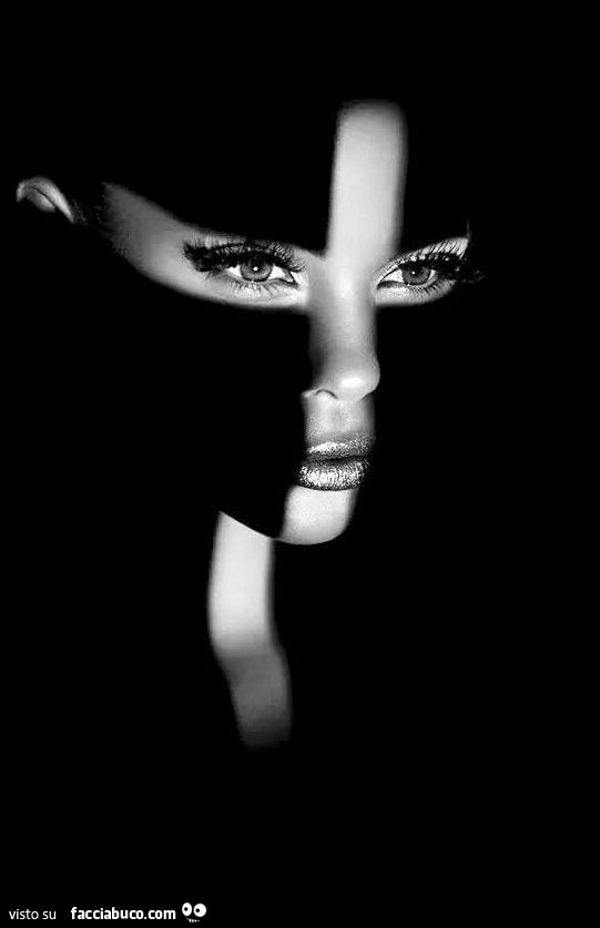 Luce e ombra a croce sul viso