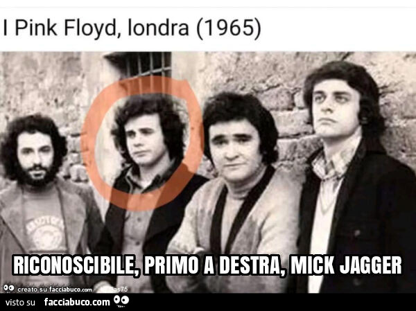 Riconoscibile, primo a destra, mick jagger