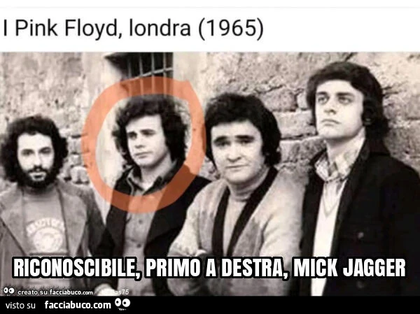 Riconoscibile, primo a destra, mick jagger