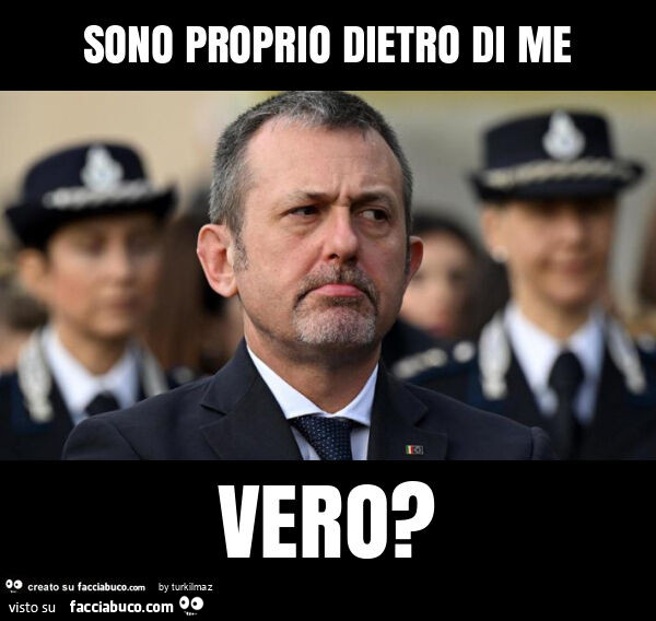 Sono proprio dietro di me vero?