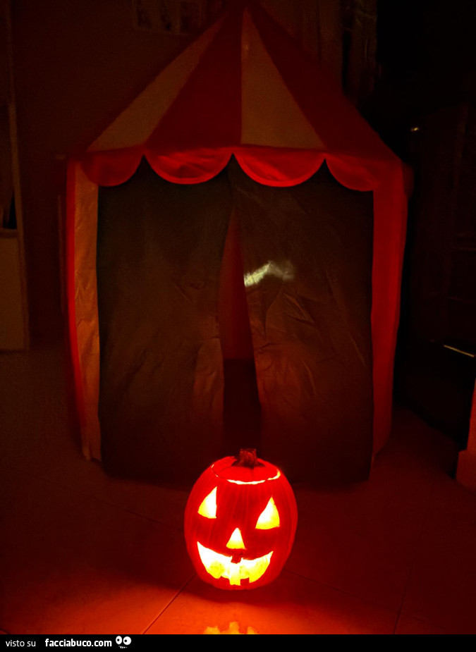 Zucca di Halloween illuminata