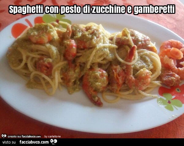 Spaghetti con pesto di zucchine e gamberetti