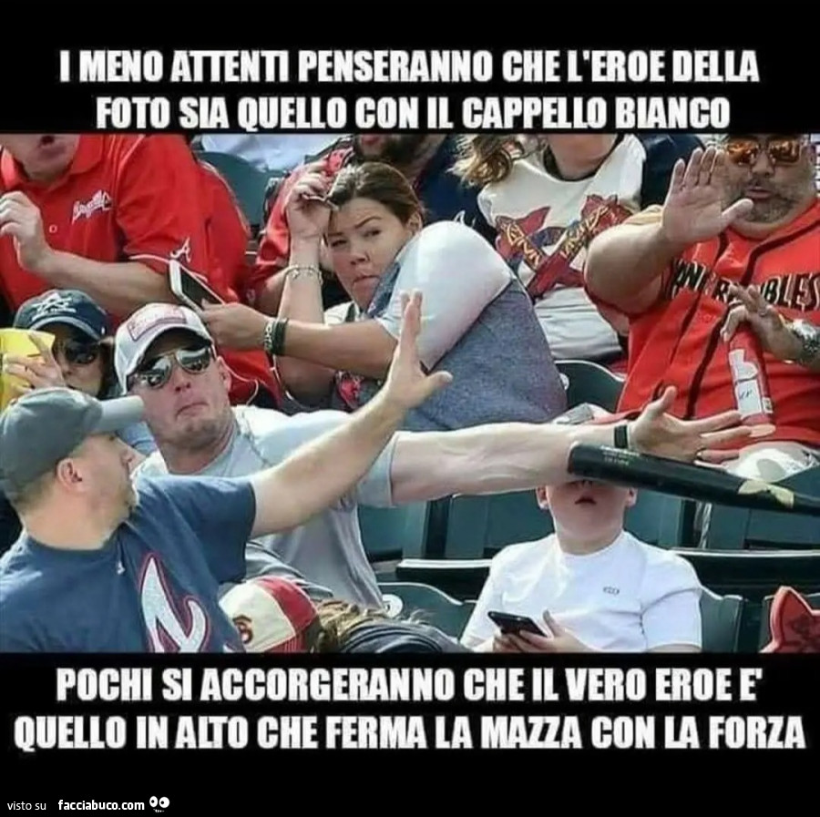 I meno attenti penseranno che l'eroe della foto sia quello con il cappello bianco pochi si accorgeranno che il vero eroe è quello in alto che ferma la mazza con la forza