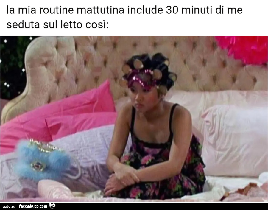 La mia routine mattutina include 30 minuti di me seduta sul letto così