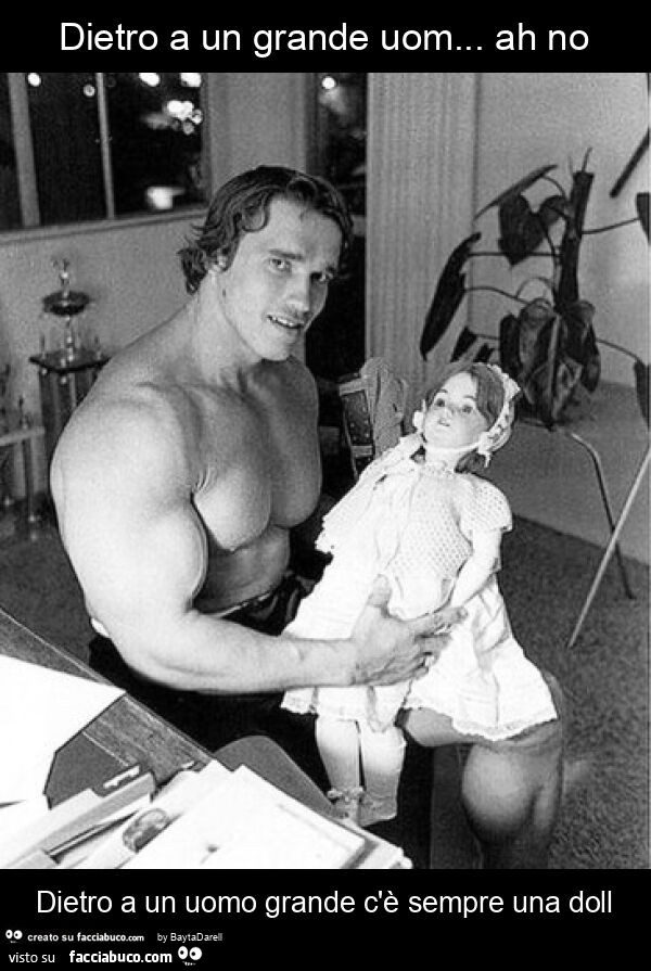 Arnold Schwarzenegger gioca con la sua bambola, anni '70