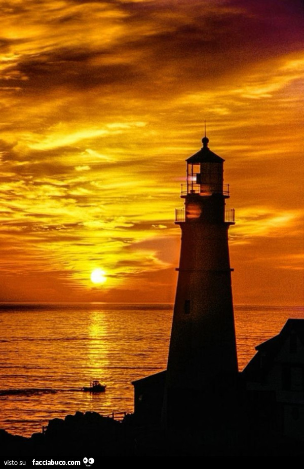 Faro all'alba