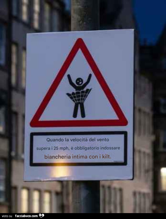 Quando la velocità del vento supera i 25 mph, è obbligatorio indossare biancheria intima con i kilt. Cartello