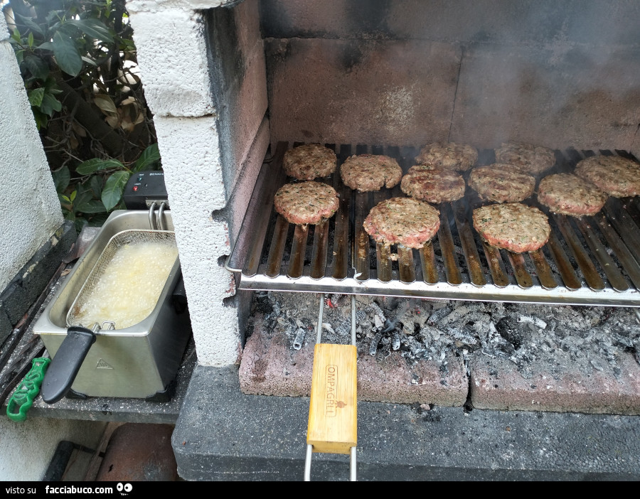 Hamburger e patatine fritte