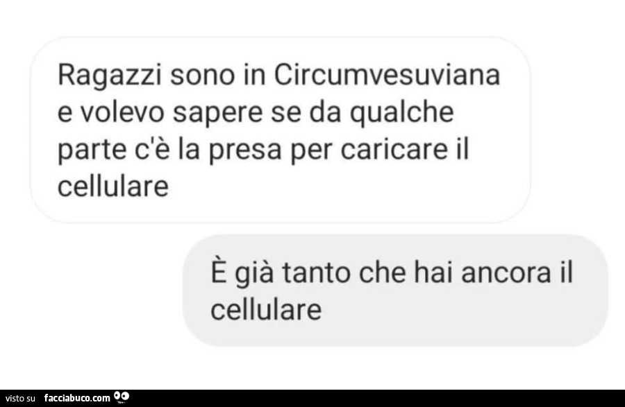 Ragazzi sono in circumvesuviana e volevo sapere se da qualche parte c'è la presa per caricare il cellulare. È Già tanto che hai ancora il cellulare