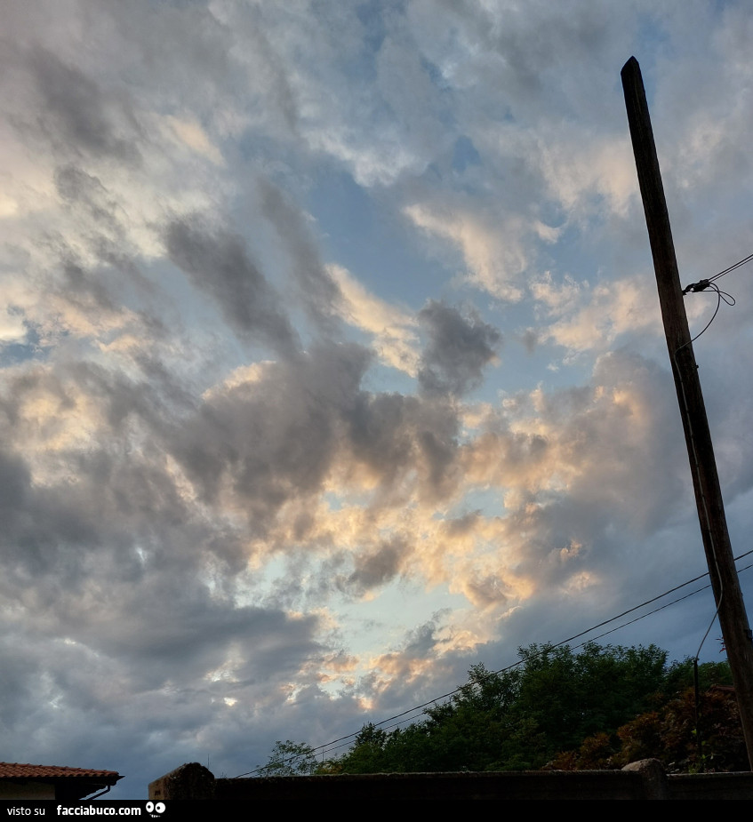 Cielo a colori pastello dopo il brutto tempo di ieri