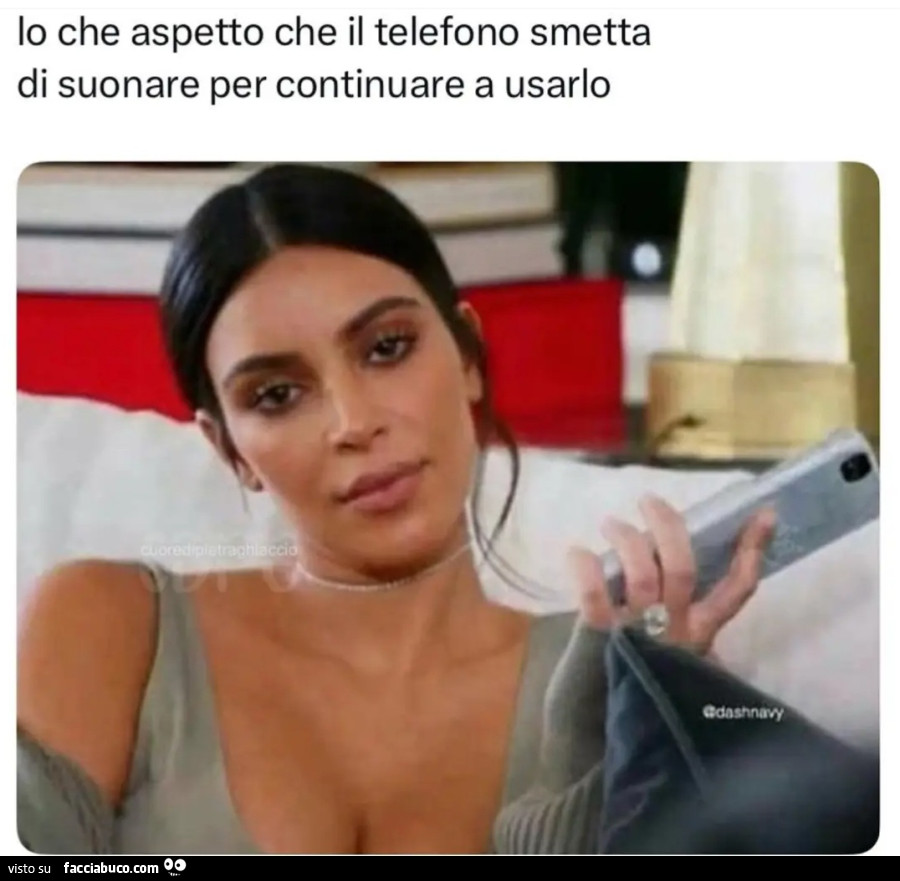Io che aspetto che il telefono smetta di suonare per continuare ad usarlo