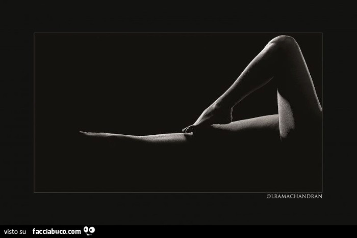 Fotografo indiano L Ramachandran utilizza il chiaroscuro per realizzare dei potenti scatti in bianco e nero. L Ramachandran fotografa dettagli di corpi femminili avvolti da misteriose tonalità di luce che ne esaltano la superficie della pelle. Ogni