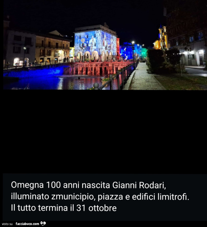 Omegna, sul Lago d'Orta, tutta illuminata di notte x festeggiare i 100 anni dalla nascita del suo illustre concittadino, il famoso scrittore Gianni Rodari. Luci notturne x municipio, piazza ed edifici limitrofi, sulle sponde del magnifico lago
