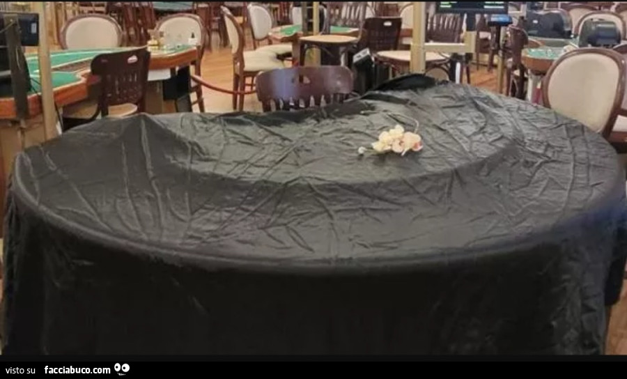 Drappo nero e giglio bianco al casinò di Sanremo: il tavolo chiude xk il cliente ha vinto 168 mila euro. Il rito alle due di notte dopo una lunga partita a poker chiusa da una scala reale. È Stato l'asso di picche che ha completato la serie Re, Donna