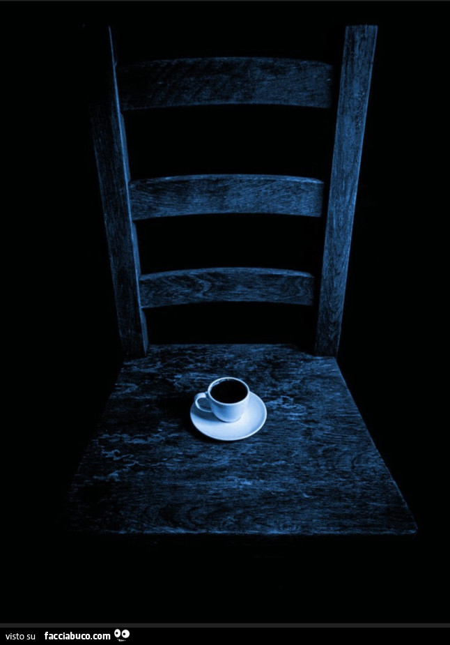 Caffè sulla vecchia sedia di legno