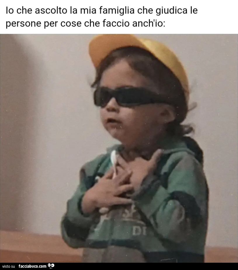 Io che ascolto la mia famiglia che giudica le persone per cose che faccio anch'io