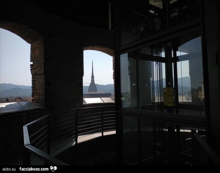 Vista esterna verso la Mole Antonelliana di Torino