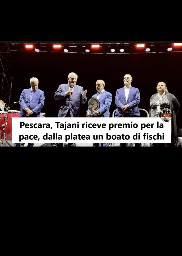 Pescara, Tajani riceve premio per la pace, dalla platea un boato di fischi