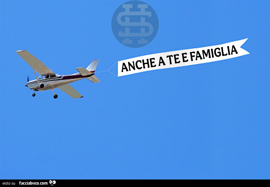 Aereoplano con striscione: Anche a te e famiglia