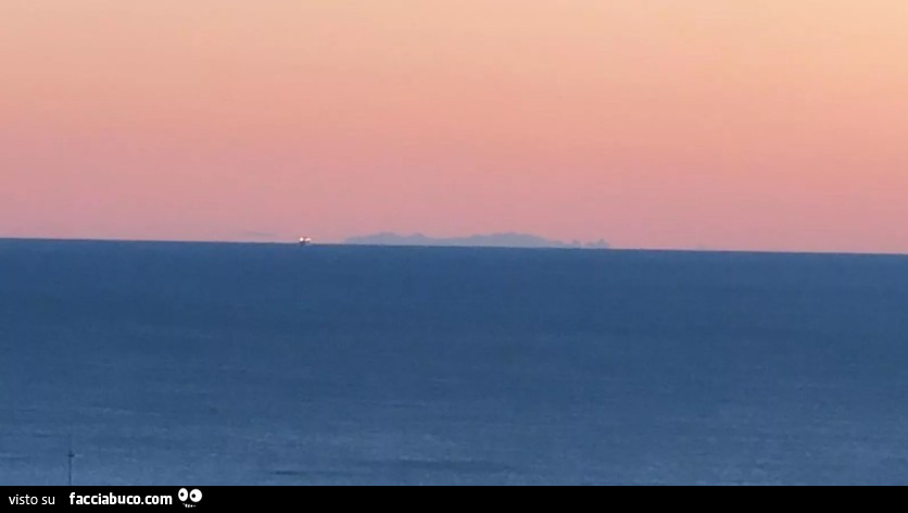La Corsica vista da Genova, la Terra non è piatta