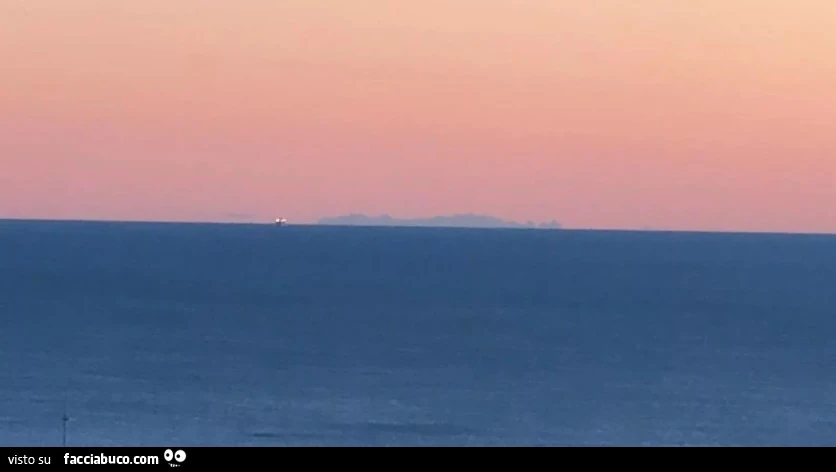 La Corsica vista da Genova, la Terra non è piatta