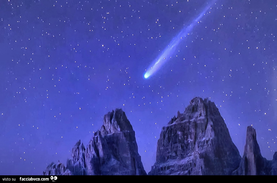 La cometa sopra le dolomiti