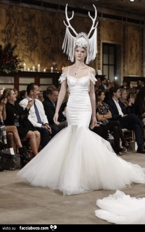 Abito da sposa, corna, basilica romana di Sant'Eustachio