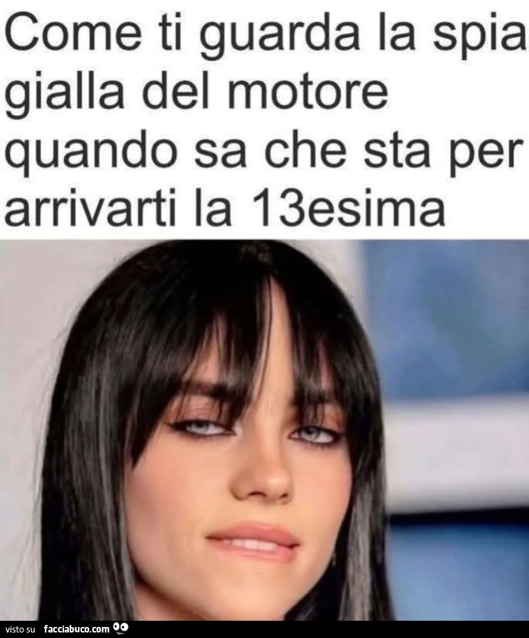 Come ti guarda la spia gialla del motore quando sa che sta per arrivarti la tredicesima