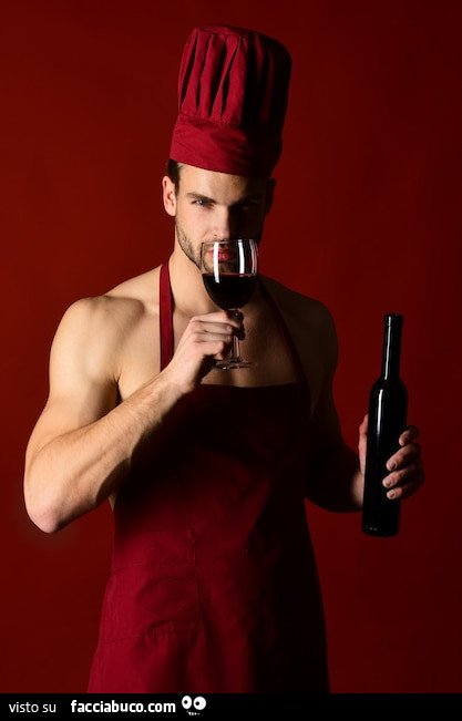 Cuoco sexy con vino