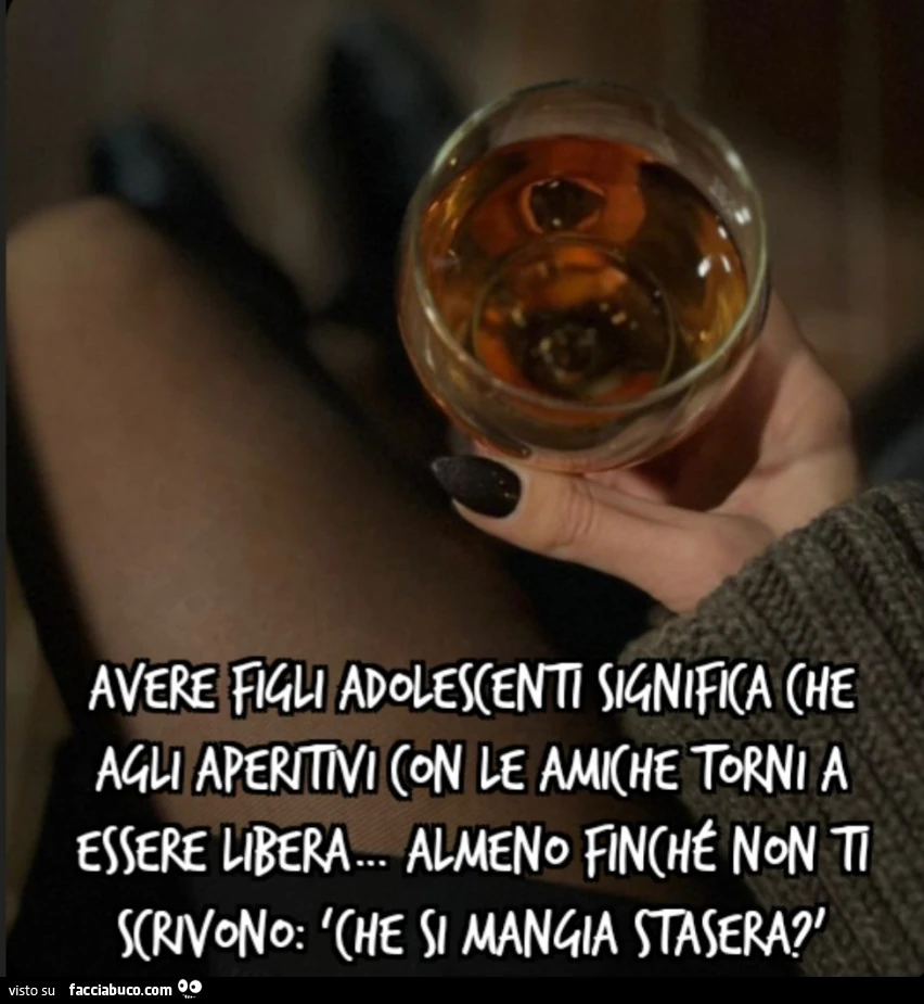 Avere figli adolescenti significa che agli aperitivi con le amiche torni a essere libera&hellip; almeno finché non ti scrivono: ‘Che si mangia stasera? '