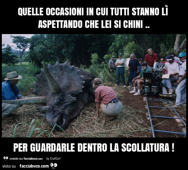 Quelle occasioni in cui tutti stanno lì aspettando che lei si chini. Per guardarle dentro la scollatura