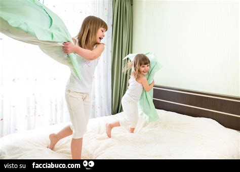 Bimbe giocano col cuscino