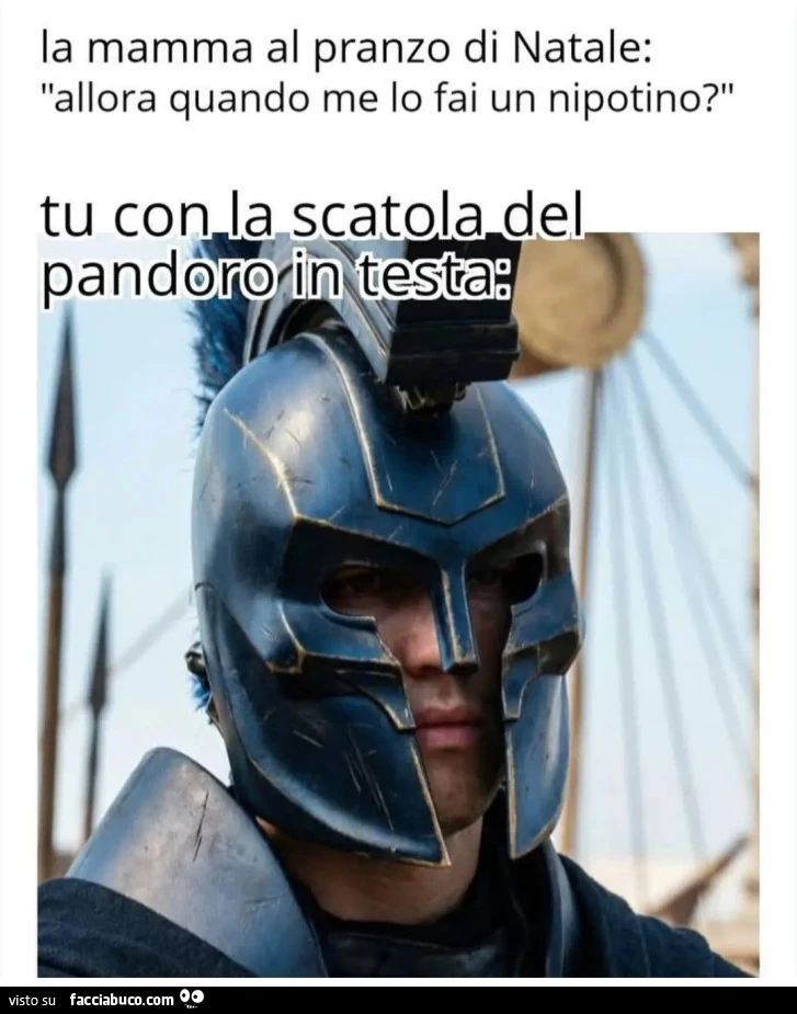 La mamma al pranzo di natale allora quando me lo fai un nipotino tu con la scatola del pandoro in testa
