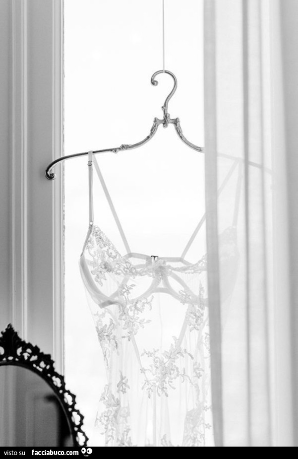 Indumento sexy appeso