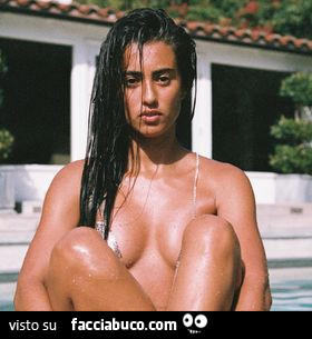 Modella in piscina topless bagnata