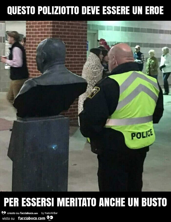 Questo poliziotto deve essere un eroe per essersi meritato anche un busto