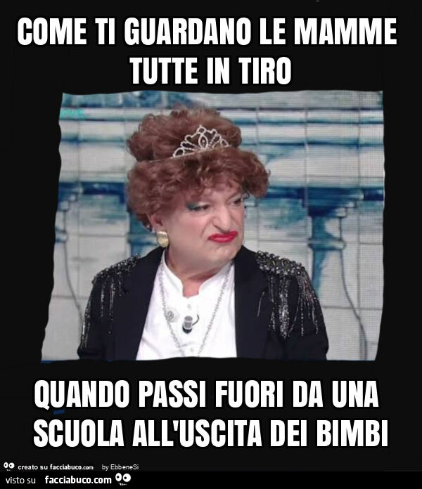 Come ti guardano le mamme tutte in tiro quando passi fuori da una scuola all'uscita dei bimbi