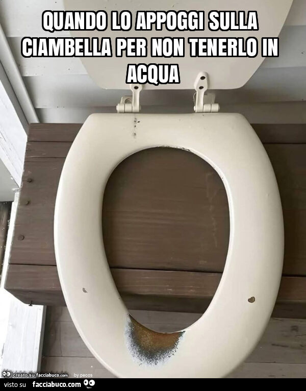 Quando lo appoggi sulla ciambella per non tenerlo in acqua