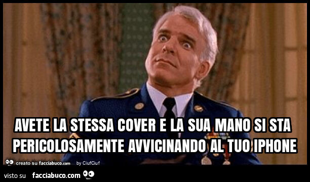 Avete la stessa cover e la sua mano si sta pericolosamente avvicinando al tuo iphone