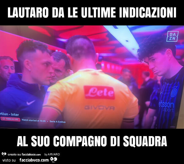 Lautaro da le ultime indicazioni al suo compagno di squadra