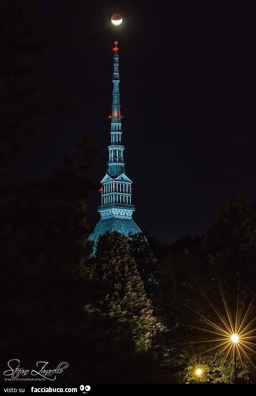 Mole Antonelliana di Torino con un'eclissi lunare