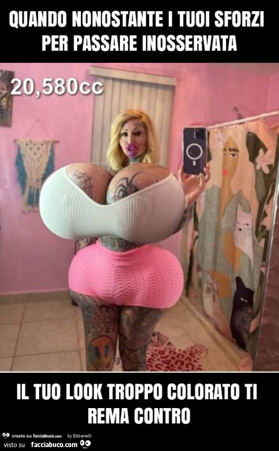 Quando nonostante i tuoi sforzi per passare inosservata il tuo look troppo colorato ti rema contro